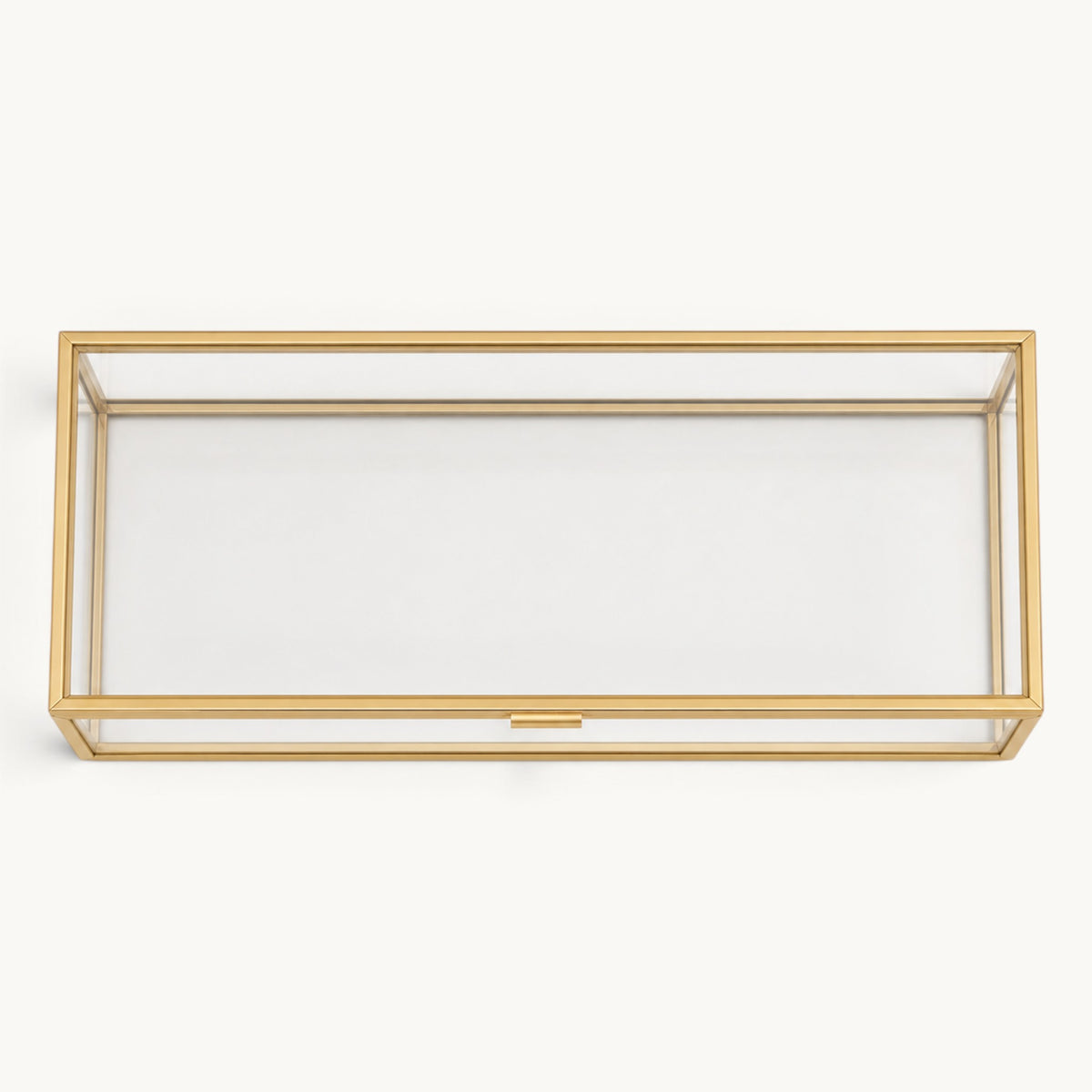 Vue de dessus de la boîte à bijoux rectangulaire en verre et doré