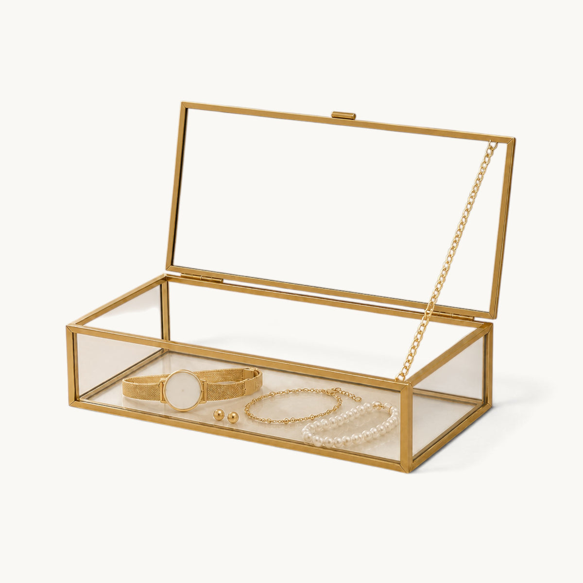 Boîte à bijoux en verre et doré ouverte sur une coiffeuse