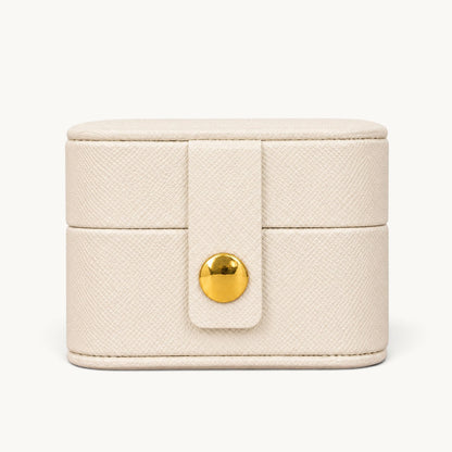 Boîte à bagues de voyage blanche fermée, extérieur effet cuir grainé et fermoir à pression doré
