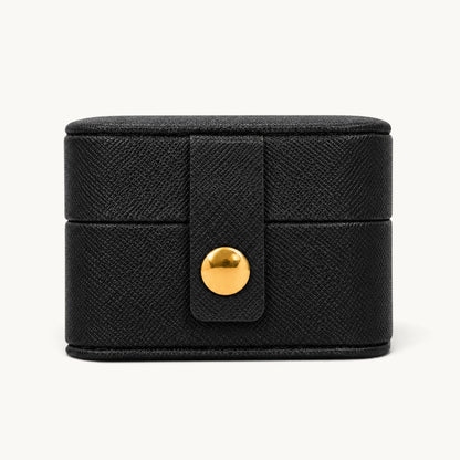 Boîte à bagues de voyage noire fermée, extérieur effet cuir grainé et fermoir à pression doré