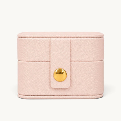 Boîte à bagues de voyage rose fermée, extérieur effet cuir grainé et fermoir à pression doré