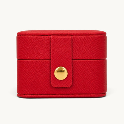 Boîte à bagues de voyage rouge fermée, extérieur effet cuir grainé et fermoir à pression doré