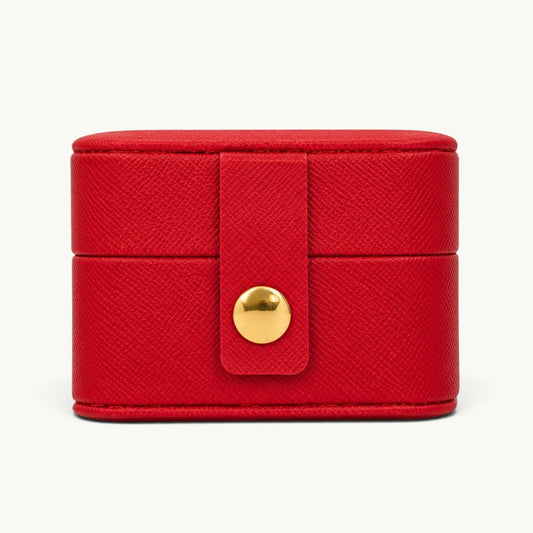 Boîte à bagues de voyage rouge fermée, extérieur effet cuir grainé et fermoir à pression doré