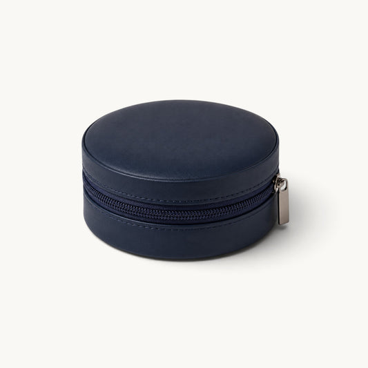 Boîte à bijoux ronde de voyage bleu nuit fermée, extérieur effet cuir et fermeture à glissière