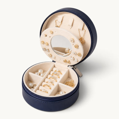 Boîte à bijoux ronde de voyage ouverte, miroir dans le couvercle et compartiments à bagues