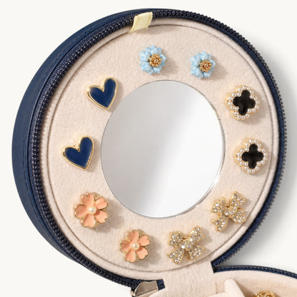 Miroir rond de la boîte à bijoux ronde de voyage, entouré de ses emplacements à boucles d'oreilles