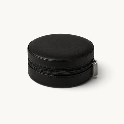 Boîte à bijoux ronde de voyage noire fermée, extérieur effet cuir et fermeture à glissière