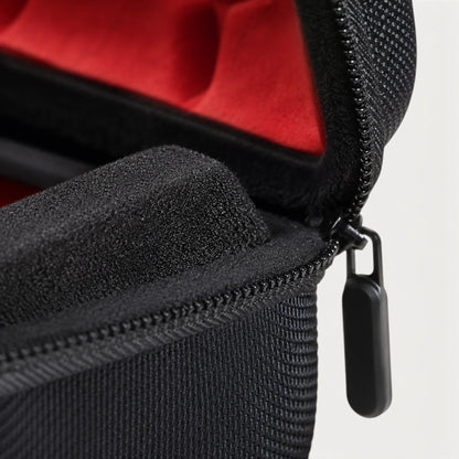 Gros plan sur la fermeture à glissière entrouverte de la boîte à montres de voyage 2 emplacements, doublure microfibre rouge