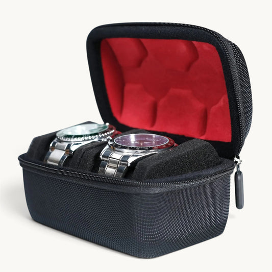 Boîte à montres de voyage 2 emplacements ouverte, doublure microfibre rouge et deux montres sur coussinets