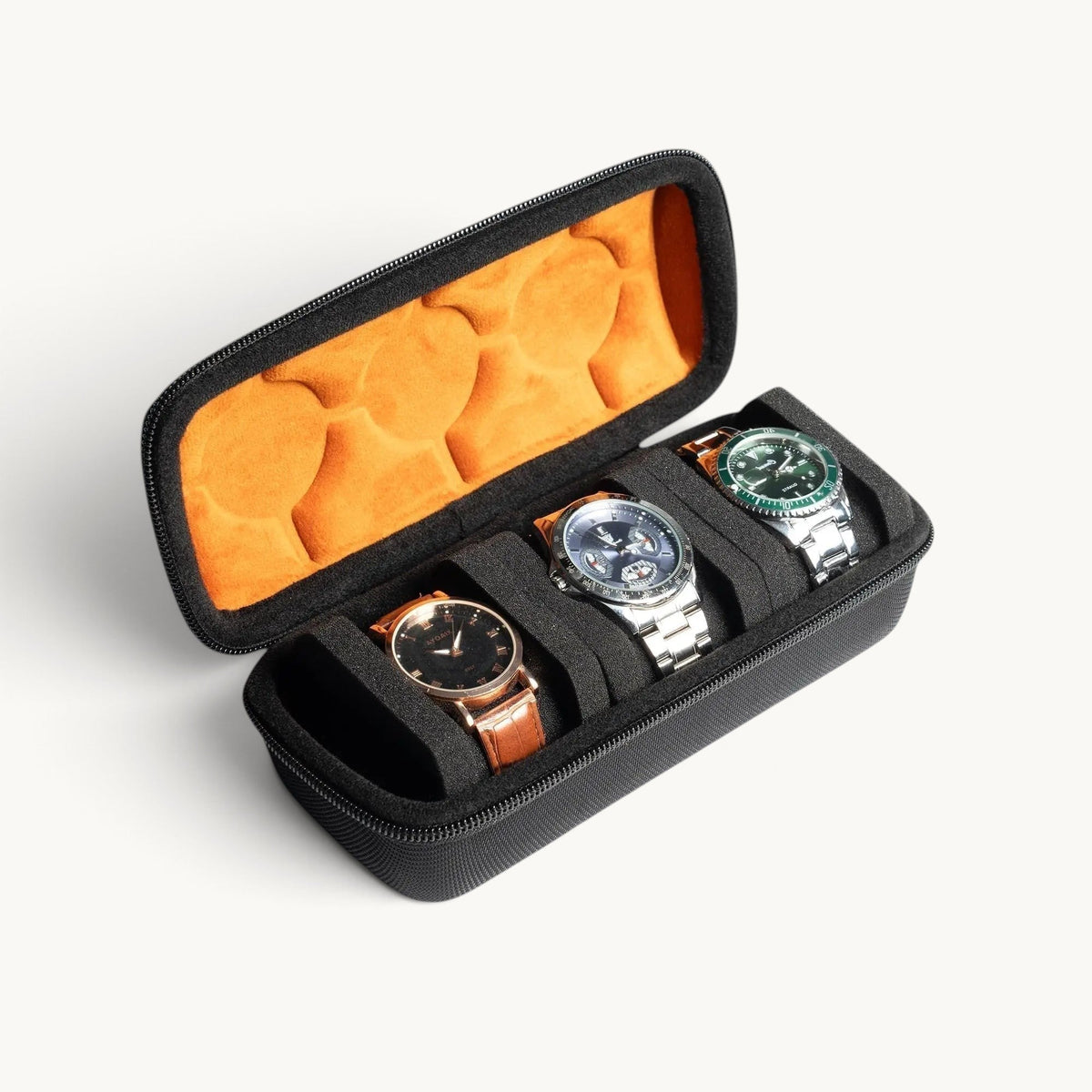 Boîte à montres de voyage 3 emplacements ouverte, doublure microfibre orange et trois montres