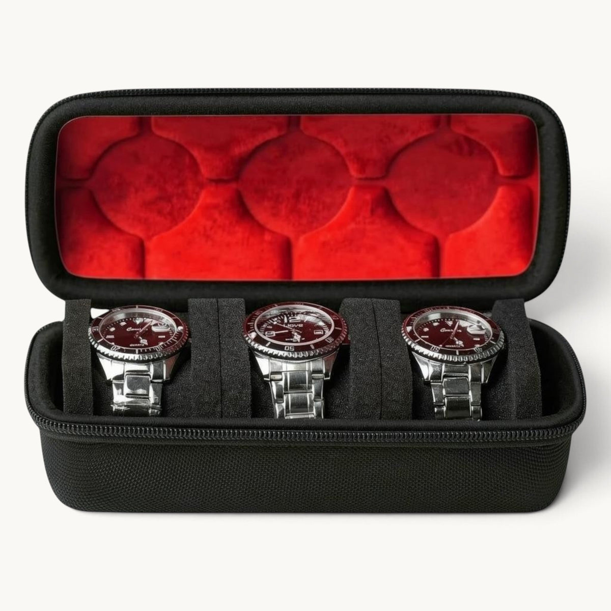 Boîte à montres de voyage 3 emplacements ouverte, doublure microfibre rouge et trois montres