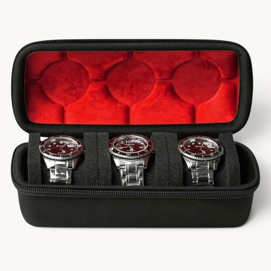 Boîte à montres de voyage 3 emplacements ouverte, doublure microfibre rouge et trois montres