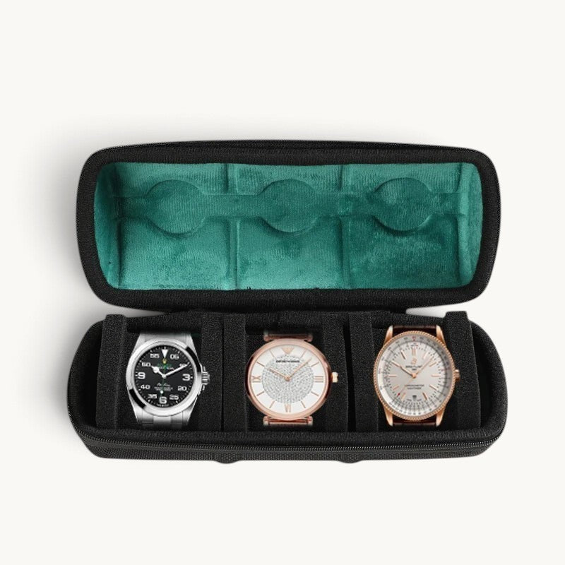 Boîte à montres de voyage 3 emplacements ouverte, doublure microfibre verte et trois montres