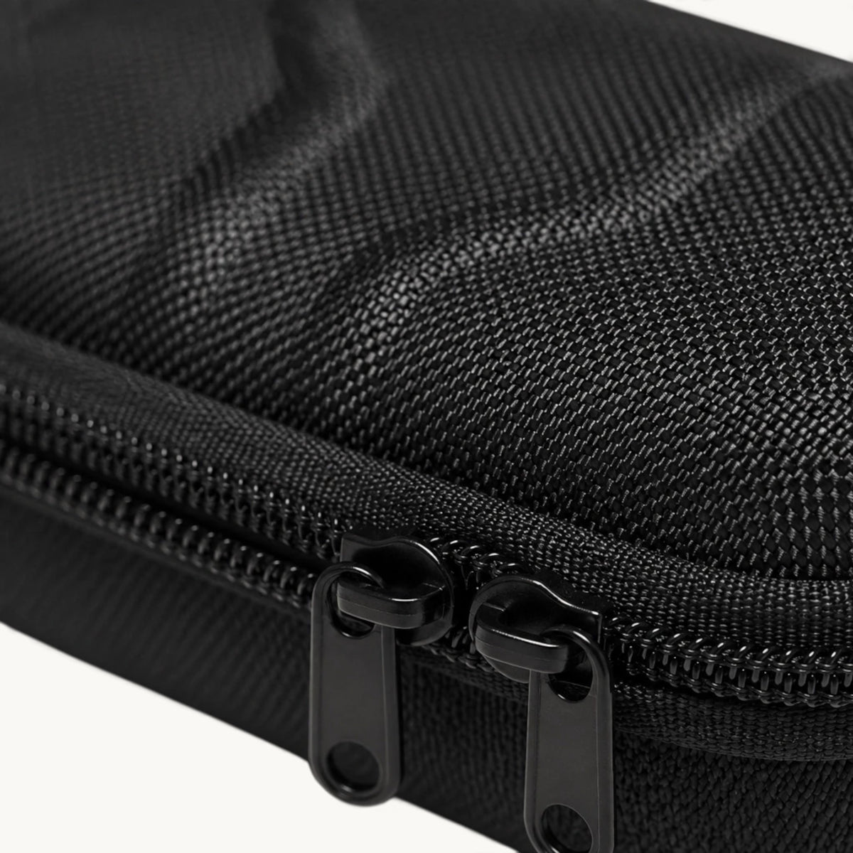 Gros plan sur le nylon tissé et la double fermeture à glissière de la boîte à montres de voyage 5 emplacements
