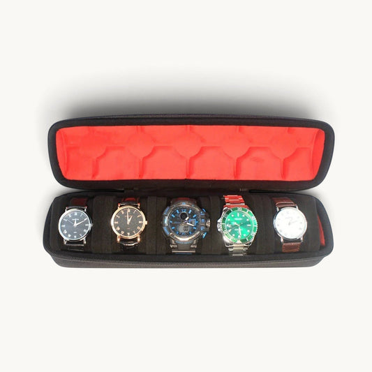 Boîte à montres de voyage 5 emplacements ouverte, doublure microfibre rouge et cinq montres