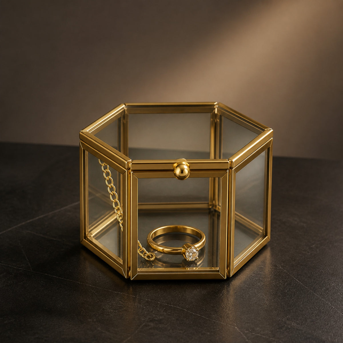 Boîte à bagues hexagonale fermée avec une bague dans une ambiance sombre