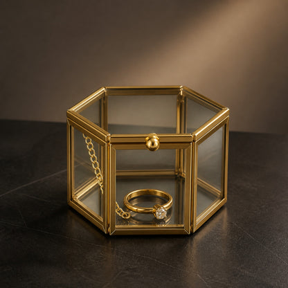 Boîte à bagues hexagonale fermée avec une bague dans une ambiance sombre