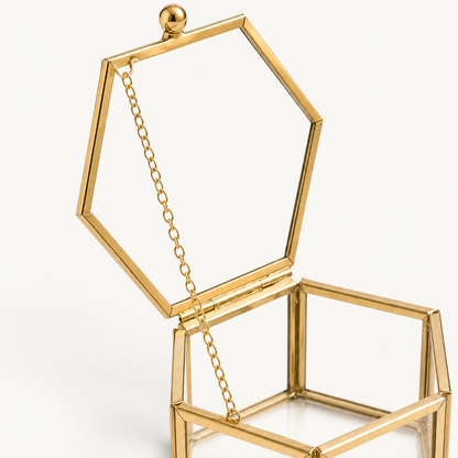 Détail des charnières et de la chaîne de la boîte à bagues hexagonale