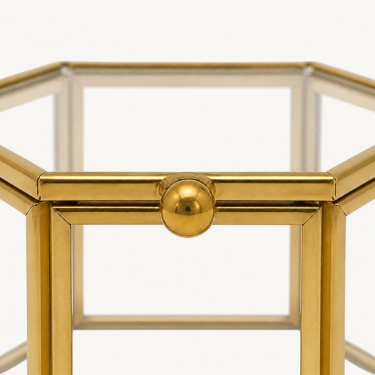 Détail du fermoir et de la finition dorée de la boîte à bagues hexagonale
