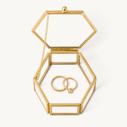 Vue de dessus de la boîte à bagues hexagonale en verre doré