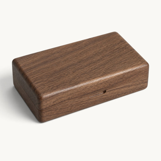 Boîte à bijoux en bois de noyer fermée sur fond ivoire