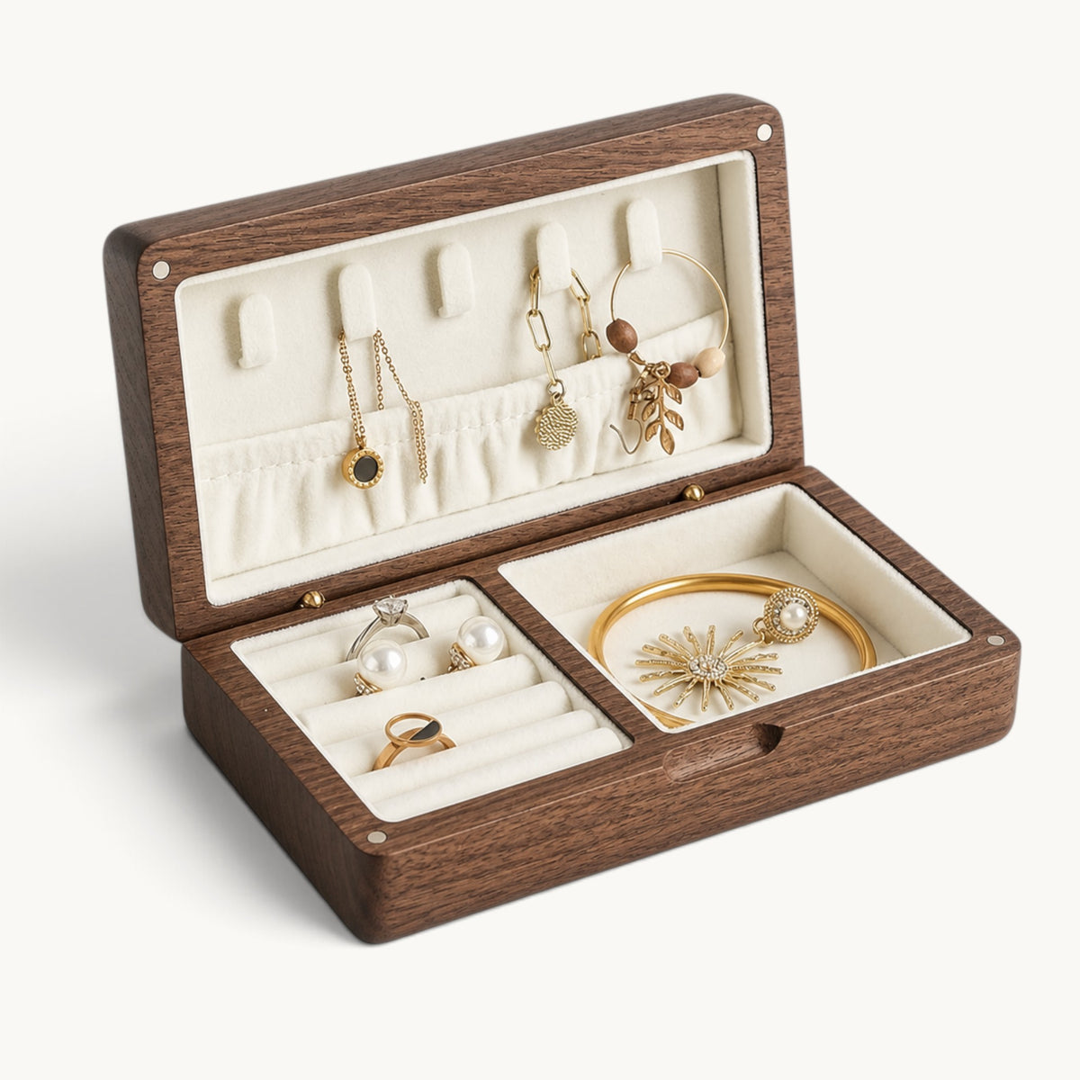 Boîte à bijoux en bois de noyer ouverte avec bijoux et intérieur en flanelle