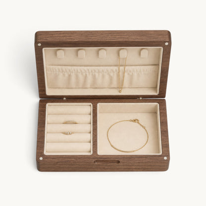 Vue de dessus de la boîte à bijoux en noyer avec rouleaux et compartiments
