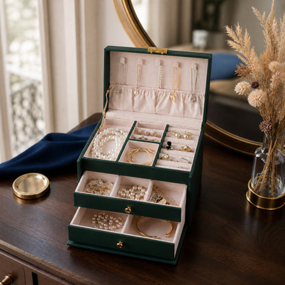 Boîte à bijoux avec serrure vert profond ouverte sur une coiffeuse