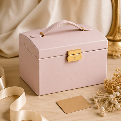 Boîte à bijoux avec serrure rose poudré présentée comme idée cadeau