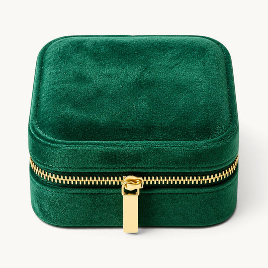Boîte à bijoux de voyage avec miroir en velours vert émeraude, fermée
