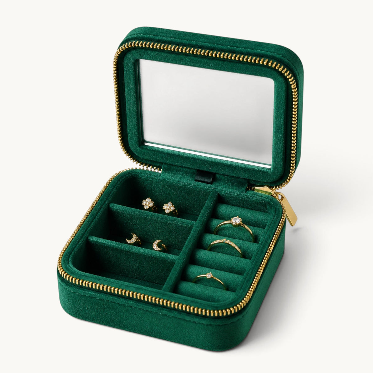 Boîte à bijoux de voyage avec miroir ouverte, compartiments et rouleaux à bagues