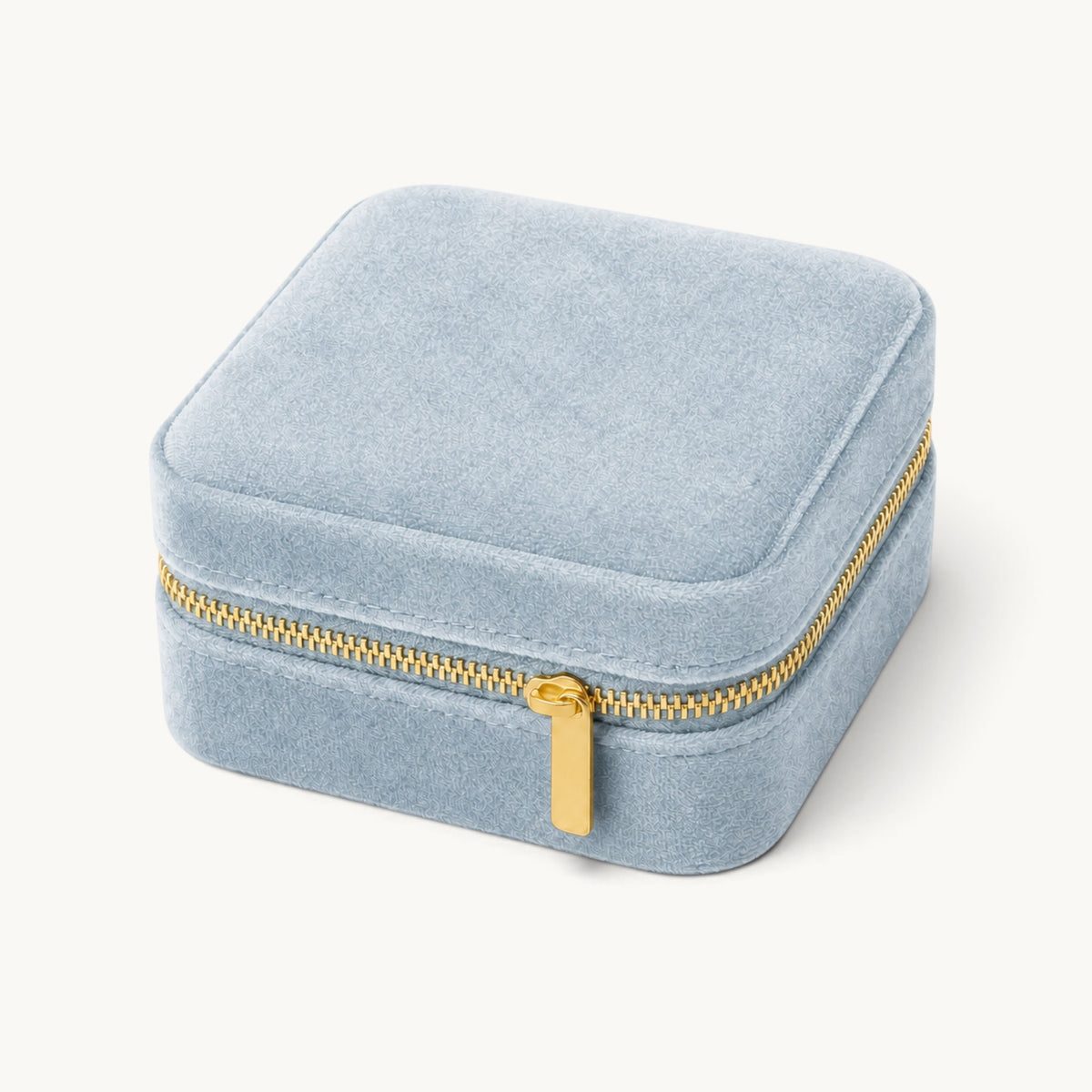 Boîte à bijoux de voyage en velours bleu ciel fermée avec fermeture dorée