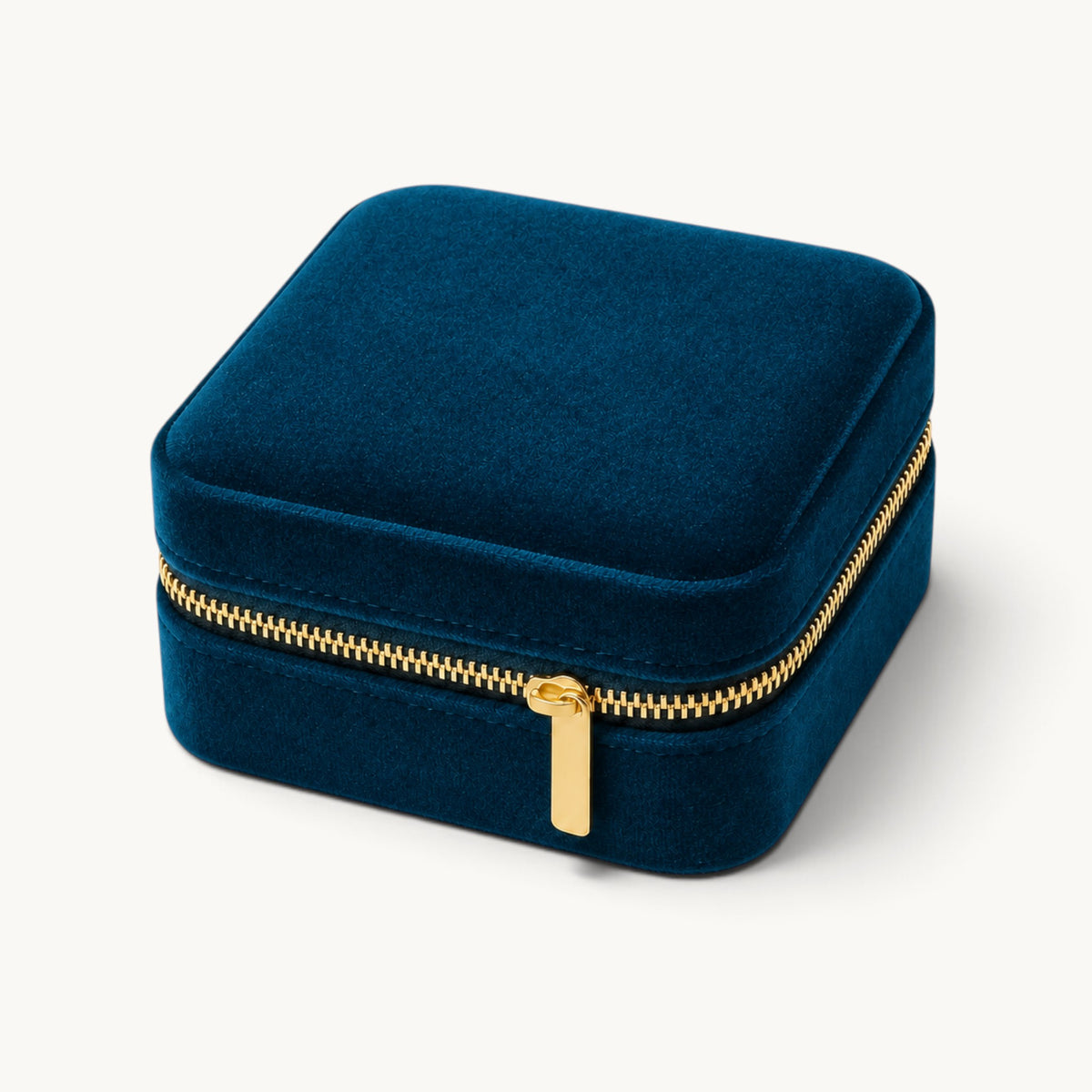 Boîte à bijoux de voyage en velours bleu pétrole fermée avec fermeture dorée