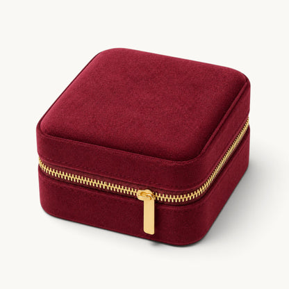 Boîte à bijoux de voyage en velours bordeaux fermée avec fermeture dorée