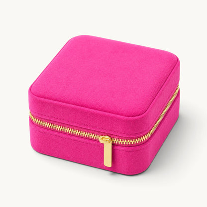 Boîte à bijoux de voyage en velours fuchsia fermée avec fermeture dorée