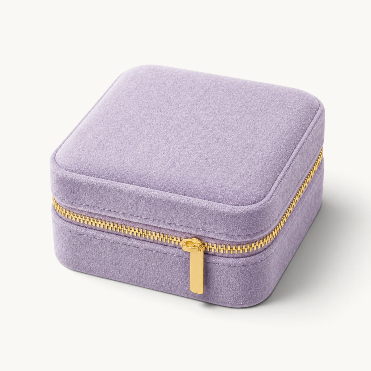 Boîte à bijoux de voyage en velours lilas fermée avec fermeture dorée