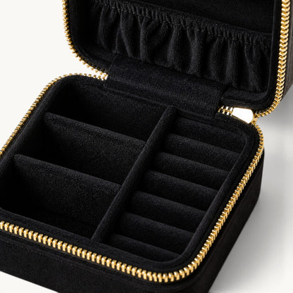 Détail des rangements intérieurs d’une boîte à bijoux de voyage en velours noir