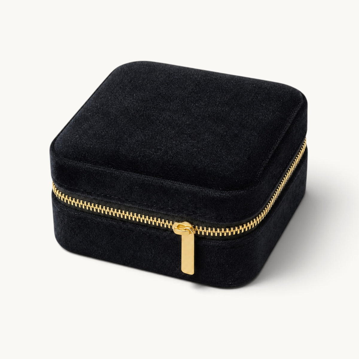 Boîte à bijoux de voyage en velours noir fermée avec fermeture dorée