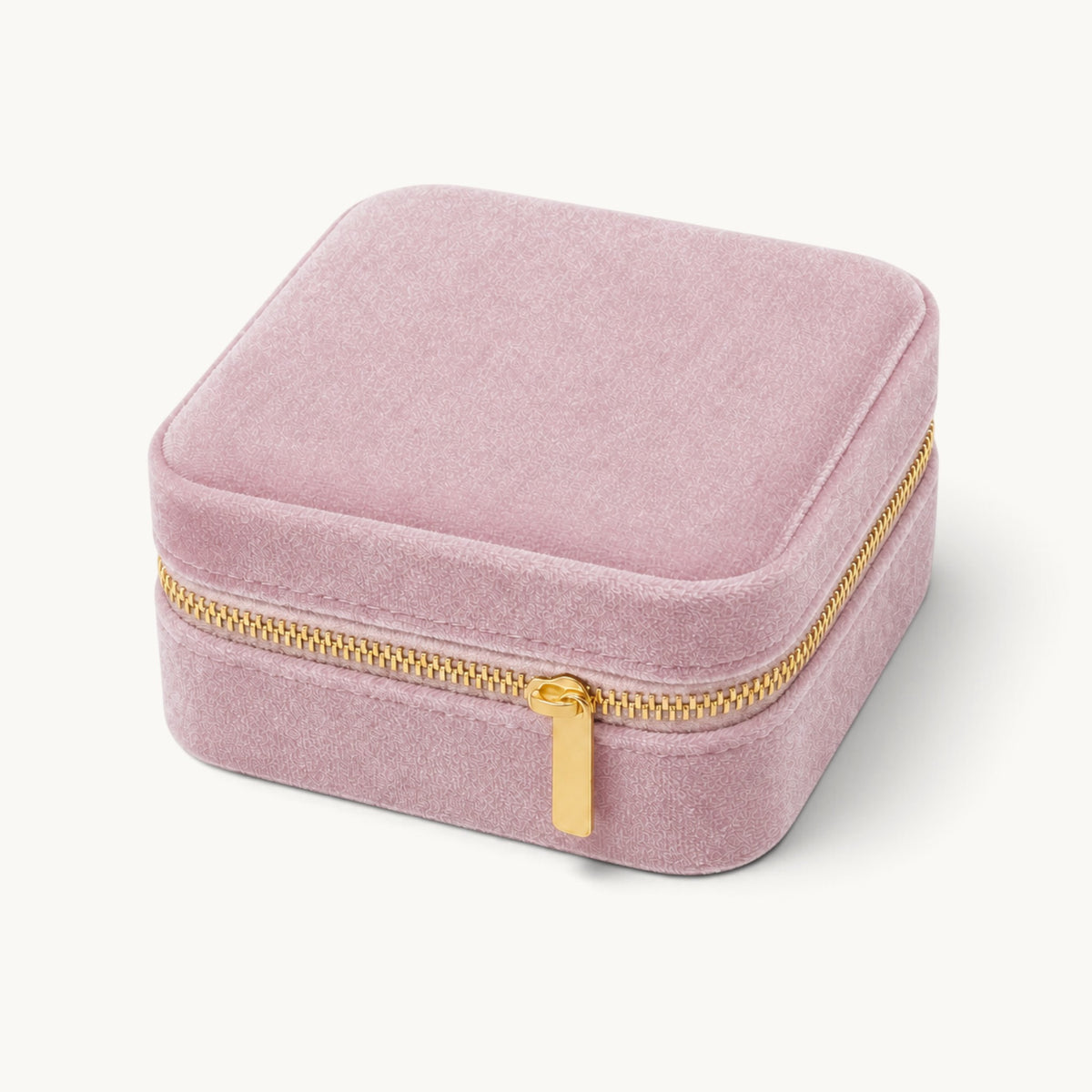 Boîte à bijoux de voyage en velours rose poudré fermée avec fermeture dorée