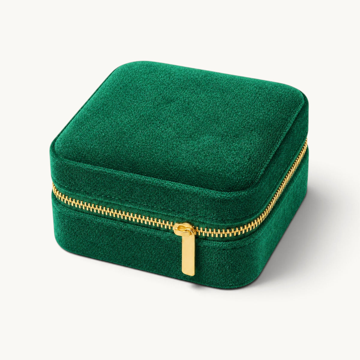 Boîte à bijoux de voyage en velours vert émeraude fermée avec fermeture dorée