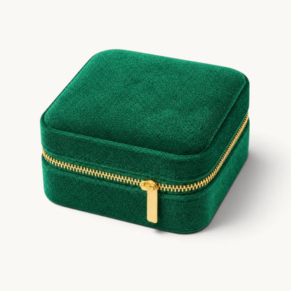 Boîte à bijoux de voyage en velours vert émeraude fermée avec fermeture dorée