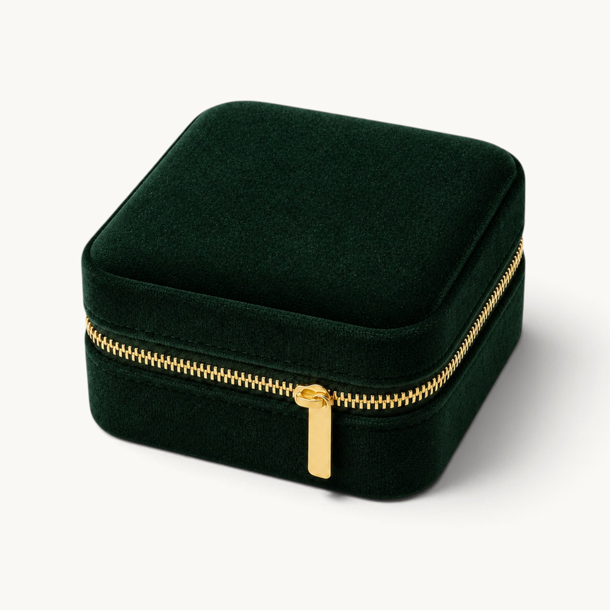 Boîte à bijoux de voyage en velours vert sapin fermée avec fermeture dorée