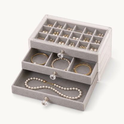 Organisateur de bijoux à tiroirs gris, plateau à compartiments garni de boucles d'oreilles