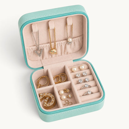 Vue intérieure des compartiments de la petite boîte à bijoux de voyage