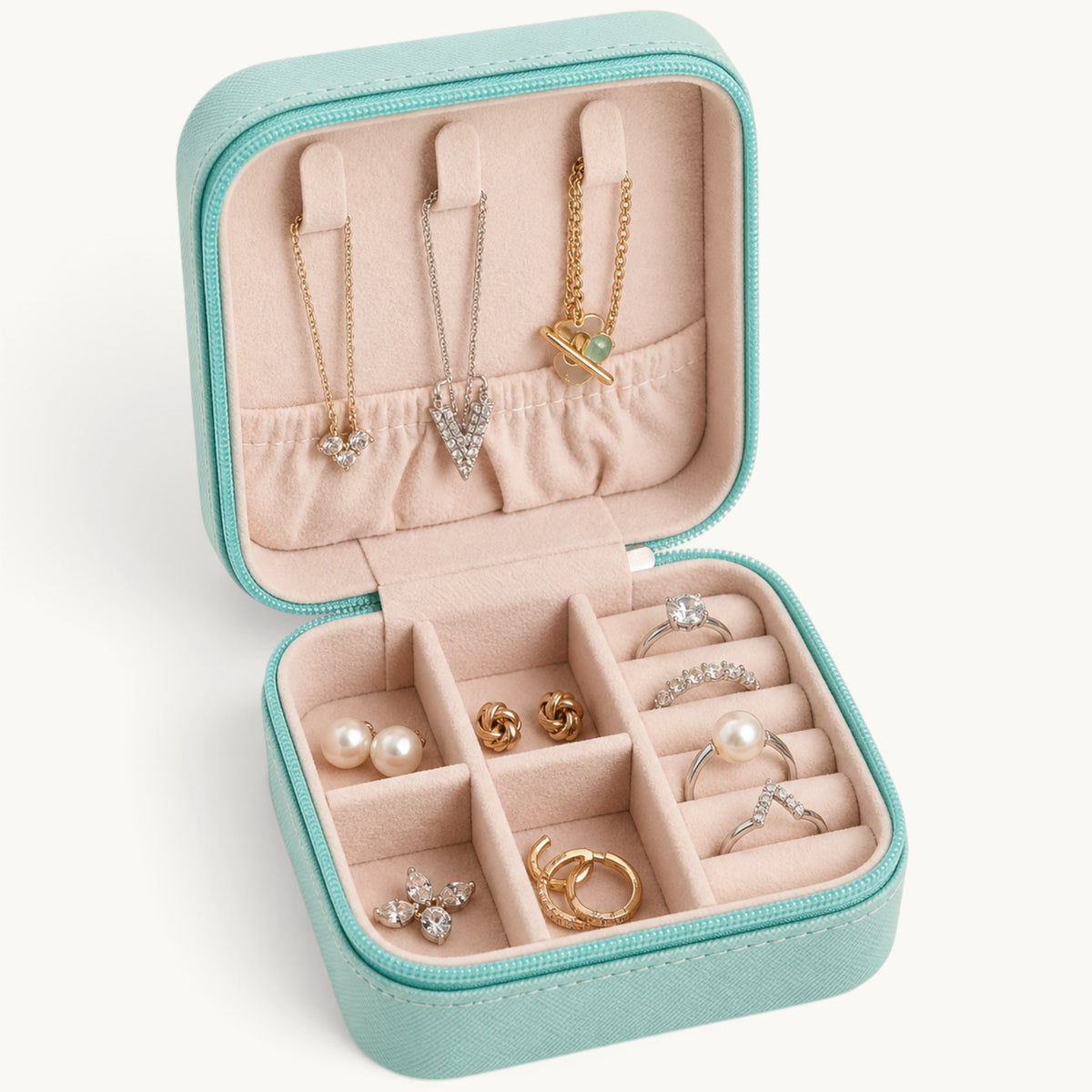 Détails des crochets et rangements de la petite boîte à bijoux de voyage