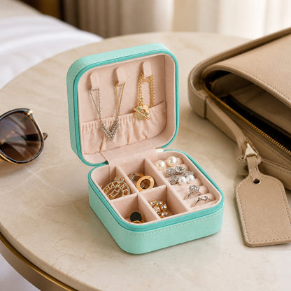 Petite boîte à bijoux de voyage vert menthe dans une chambre d’hôtel