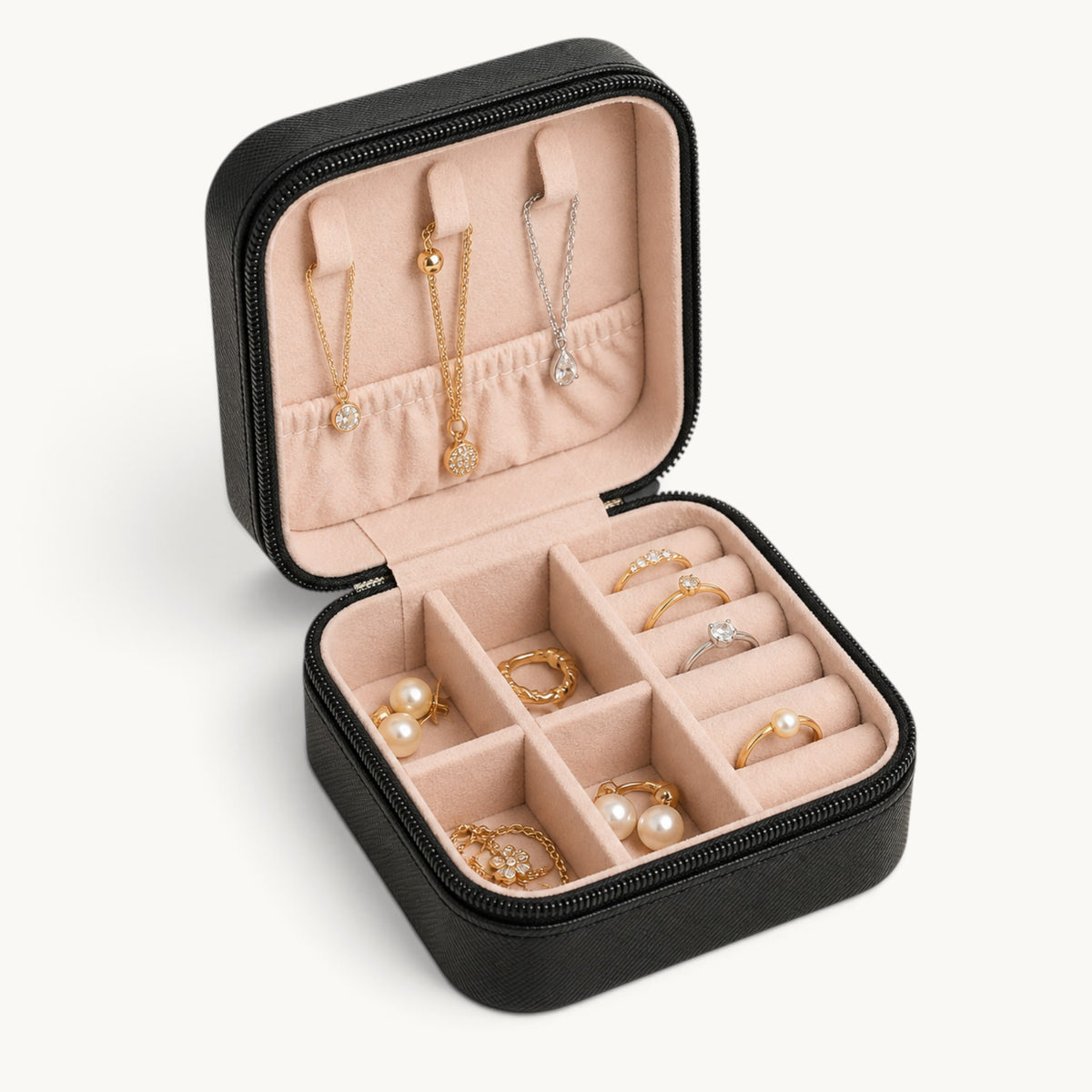Petite boîte à bijoux de voyage ouverte noire avec rouleaux à bagues