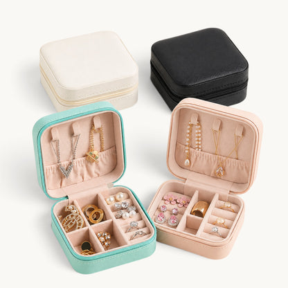 Petite boîte à bijoux de voyage disponible en quatre coloris