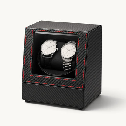 Remontoir double montre automatique noir fibre de carbone fermé, surpiqûre rouge et deux montres visibles