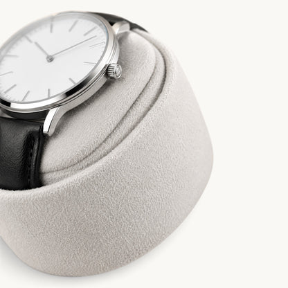 Gros plan sur le coussin en suédine du remontoir montre automatique, montre engagée dans la fente souple